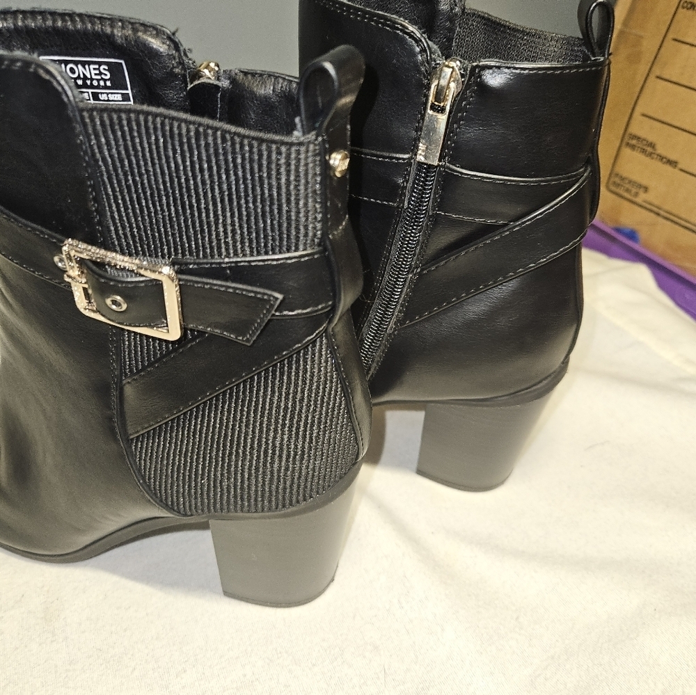 Jones New York Womans Black "Gillie" Ankle Boot Size 10 - Picture 3 of 9